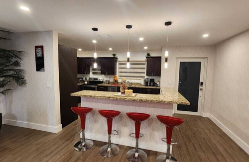 Ives Estates Villa | Luxury Miami Villa/Nr Beach/Heated POOL/BBQ/Firepit/Games/Minigolf/Basketball