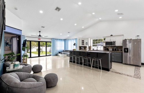 Edgewood House | Luxury Oasis for 11: Pool & Games, 15 Min to Beach