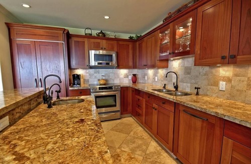 Historic Lahaina Front Street House | Luxury Oceanfront Escape – King Suite, Large Lanai & 30 Seconds to Beach