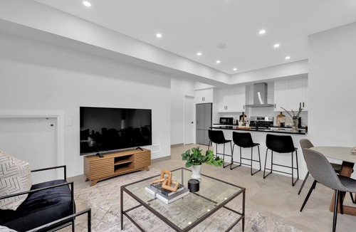 Windsor Apartment | Luxury Unit Windsor (4-plex) 5 minutes to Ambassador Bridge