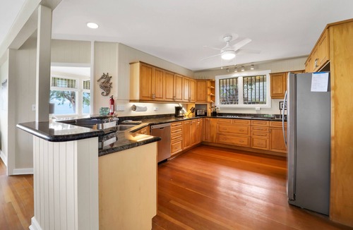 Waimanalo Beach House | Makapu’u Hale, Literally oceanfront! VIEWS! A/C, 2 bedroom/2 bath