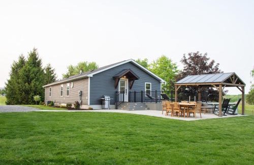 Dundee House | Maple Retreat with Big Pool