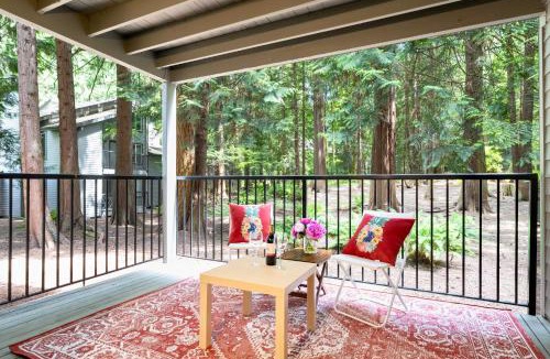 Redmond House | # Marbella Lane - Cozy Forest Cabin Min from DWNTN