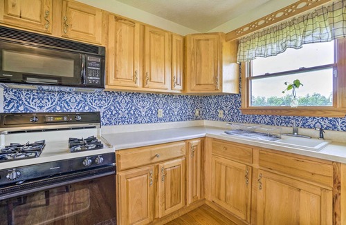 McArthur Cottage | Mcarthur Cabin: Peaceful Getaway on Farm!