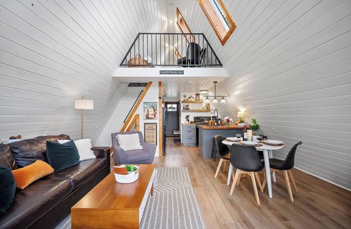 Divide Cabin | Mnt View, Private Deck, Full Kitchen, Dog Friendly