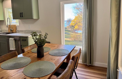Mount Vernon House | Modern 2 Bedroom Lake House in the Smoky Mountains with Beautiful Sunset Skies