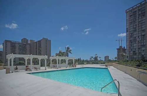 McCully - Moiliili Apartment | Modern, 29th Fl, View, Legal