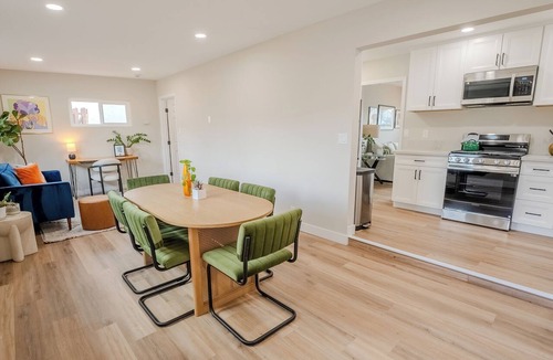 Bay Ho House | Modern and central 3-bedroom house in sunny San Diego with yard and fire pit