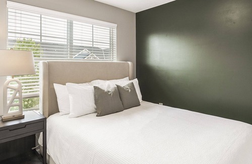 Sunbury Apartment | Modern Apartment in Prime Location (ID9540X31)