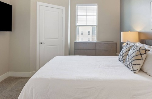 Toledo Apartment | Modern Apartment in Prime Location (ID8145X7)