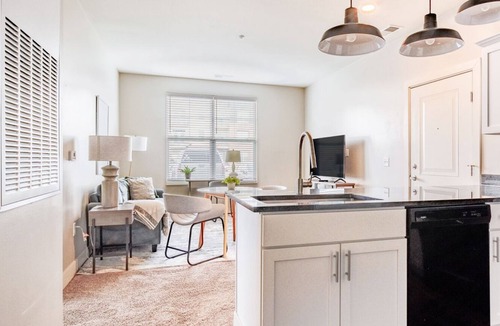 Toledo Apartment | Modern Apartment in Prime Location (ID8148X1)