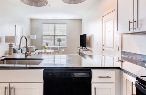 Toledo Apartment | Modern Apartment in Prime Location (ID8148X1)