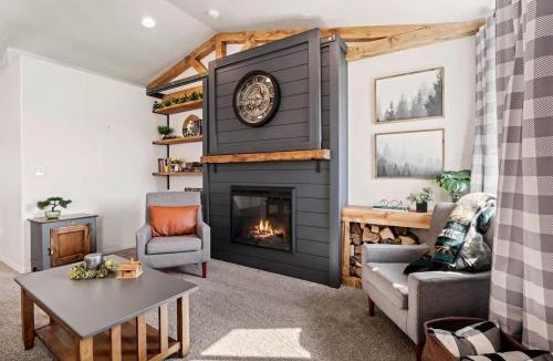 Caldwell House | Modern Cabin Vibes, Vaulted ceilings, Sleeps 8!