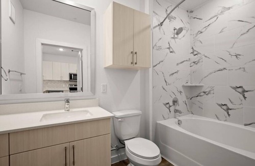 Brentwood Condo | Modern Crestview Apt Walk to Bars & Dining