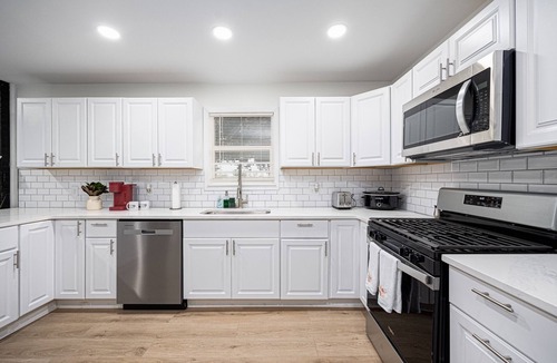Norwich House | Modern Elegance Spacious 4BR with Hot Tub and screened porch & Pool Table