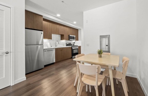 West Gateway Apartment | Modern Getaway/Heart of Long Beach