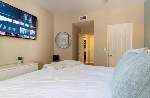 Valencia Apartment | Modern King Suite Deluxe Living Cali