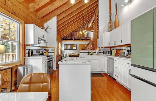 Warren Cabin | Modern Log Cabin with Fast Wi-Fi Near Sugarbush Resort & Warren Falls, Vermont