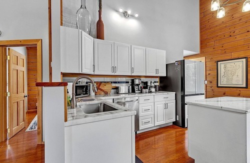 Warren Cabin | Modern Log Cabin with Fast Wi-Fi Near Sugarbush Resort & Warren Falls, Vermont