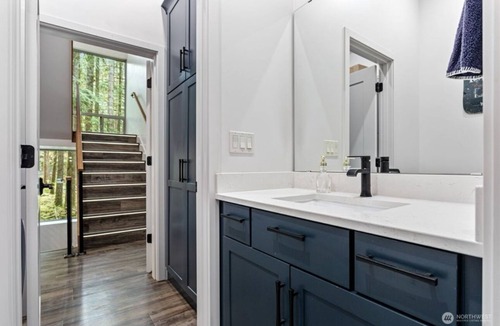 Warnick House | Modern Luxury 30min from Baker! Sauna,hot tub,heated deck w/tv, auto GENERATOR!