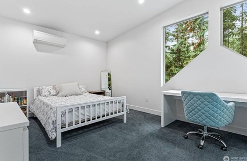 Warnick House | Modern Luxury 30min from Baker! Sauna,hot tub,heated deck w/tv, auto GENERATOR!