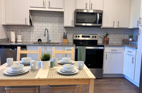 Bay Lake Condo | Modern Retreat Near Disney– Balcony Fireworks View King Bed Resort Pool & Gym