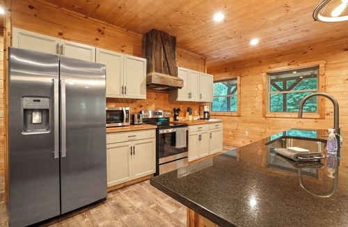 McArthur Cabin | Modern Rustic Retreat ~Newly Built Cabin w/EV charger, only 6mi to Ash Cave