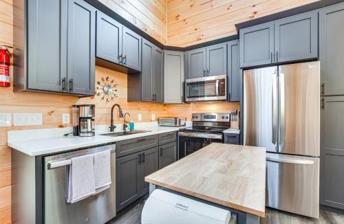 Wolf Run House | Modern Salineville Cabin on 13 Acres with Fire Pit!