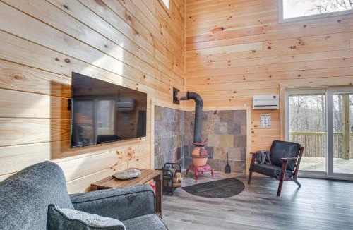 Wolf Run House | Modern Salineville Cabin on 13 Acres with Fire Pit!