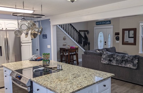 Nashport House | Modern & spacious 5-bedroom home w/jacuzzi - minutes from the lake!