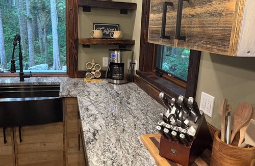 Warnick House | Mt Baker Luxury Cabin 2 King Beds Hot Tub Game Loft Firepit