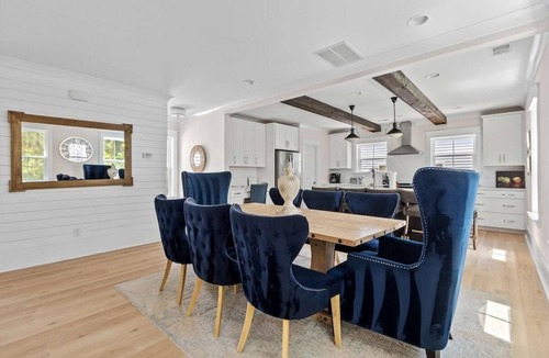 Old Village House | Mt Pleasant Beach Retreat- Mins to Beach-Hot Tub
