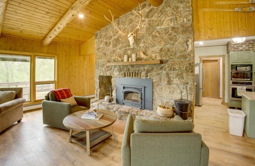 Cody House | Mtn-View Deck & Fire Pit! 2-Cabin Retreat in Cody