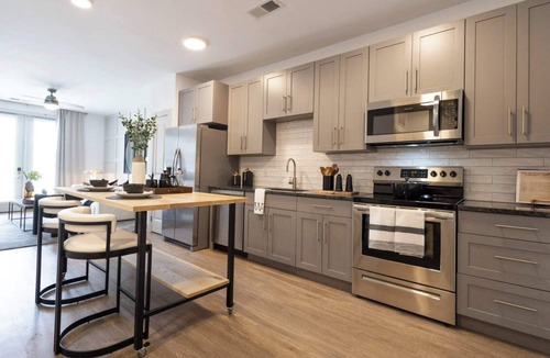 East Walnut HIlls Apartment | New 6BR/BA combined Apartments Near DT Cincinnati