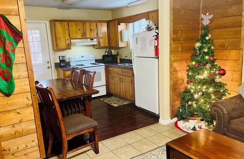 Kimberlin Heights Cabin | NEW LISTING!Mountain Cabin on 3acres w/HOT TUB CLOSE TO SEVIERVILLE PIGEON FORGE