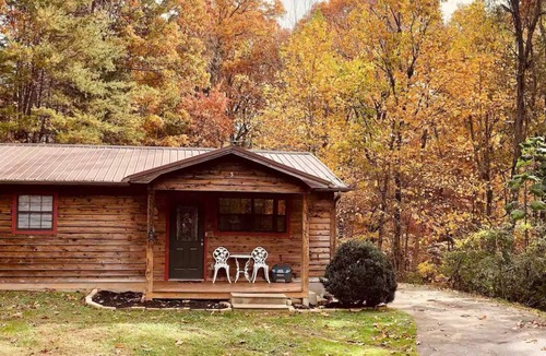 Kimberlin Heights Cabin | NEW LISTING!Mountain Cabin on 3acres w/HOT TUB CLOSE TO SEVIERVILLE PIGEON FORGE