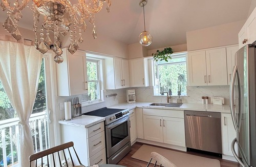 Ravenna House | NEW - modern comfort, remodeled, A/C, free parking