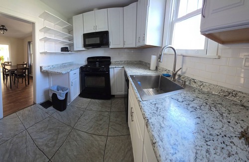 Roselawn Finance House | Newly furnished charming oasis 2-bedroom house in fabulous Norwood with WiFi, AC