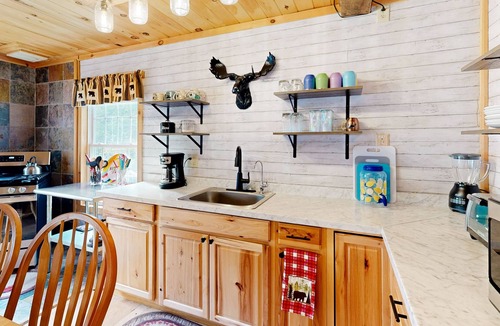 Bingham House | Off-Grid Cabin, 25 Acres, Firepit, Trails, Dogs Ok