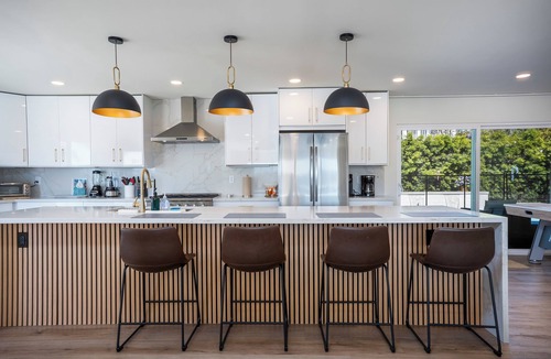 Crown Point House | Pacific Beach Bayfront w/Captivating Views 5BR/5BA POOL HotTub Fire Table BBQ AC