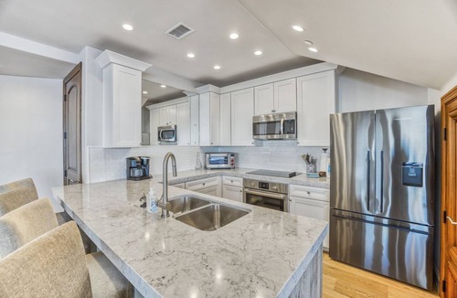 Avalon Condo | PALAZZO DE MARE: Luxury Villa at Hamilton Cove (bottom level), 6 seat cart, AC,