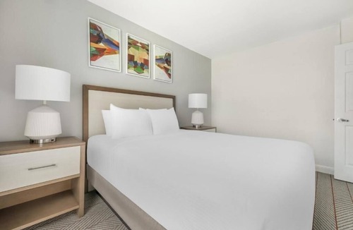Canyon Corridor Hotel | Palm Springs Stay Steps from Downtown Fun l Chic 2 Rooms w/Kitchen and Balcony