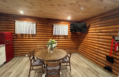 Cambridge Cabin | Peaceful log cabin on a back gravel road with private deck and amenities of home