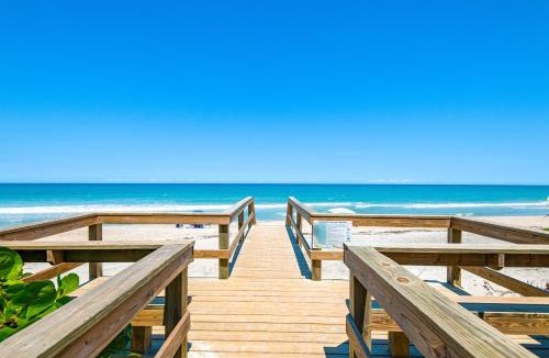 Tropic House | Pelican Beach Retreat! Family Home on Space Coast