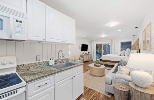 Inlet Beach Apartment | 💗 Perfect Couples Retreat | Screened in Porch | Pool | Bikes 🌅