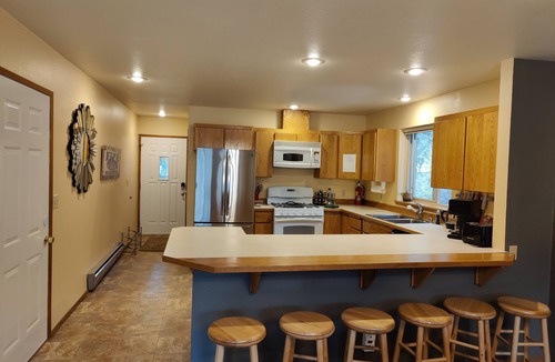 Cle Elum Cabin | Perfect getaway: riverfront, hot tub, fire pit, 3+ bdr, king beds, board games