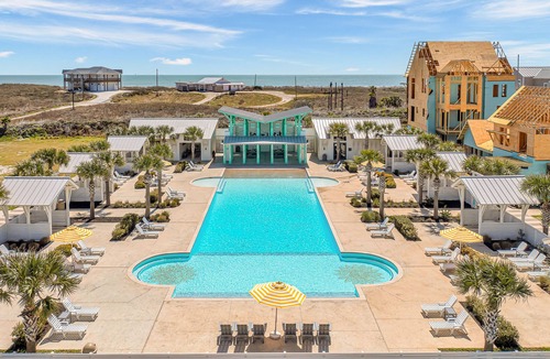 Port Aransas Cabin | Pet Friendly, Resort Style Pools, Golf Cart Boardwalk to Beach