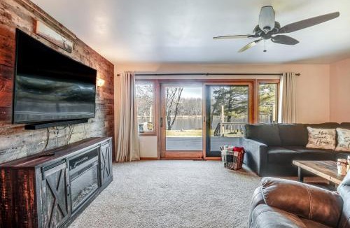 Tomahawk House | Pet-Friendly Tomahawk Home: Deck & Private Hot Tub