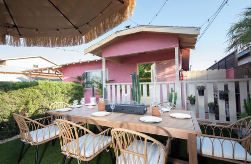 Inglewood House | Pink Palms Spa Retreat - Infrared Sauna, Huge Hot Tub - Mins to LAX, SoFi, Beach