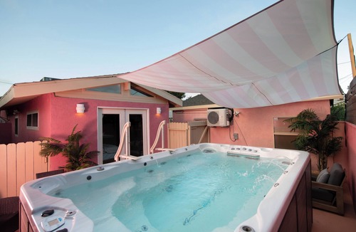 Inglewood House | Pink Palms Spa Retreat - Infrared Sauna, Huge Hot Tub - Mins to LAX, SoFi, Beach